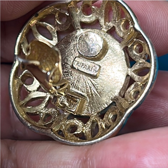 Vintage 80’s Trafari Gold and Pearl Clip-On Earrings - Picture 4 of 8